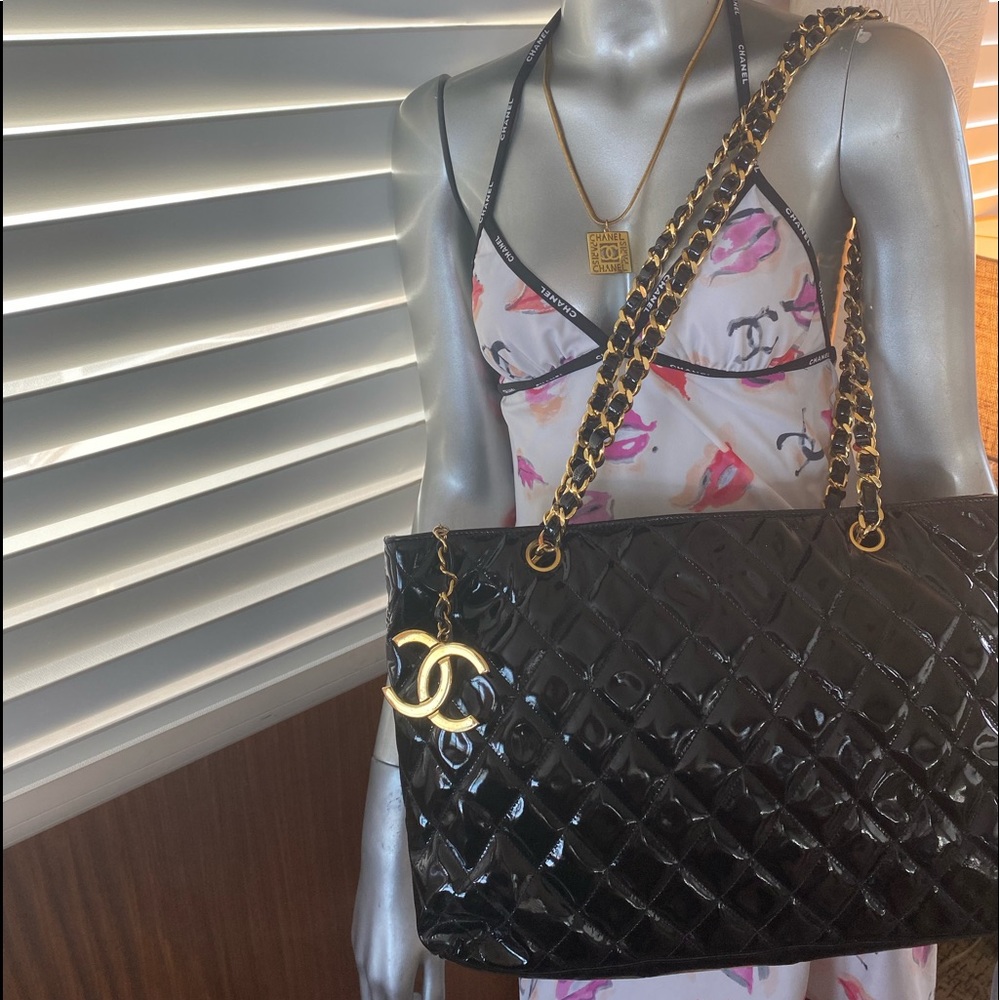 Classic CHANEL Black Quilted Patent Leather Shoulder Tote, 24K Gold Plated - Picture 4 of 16
